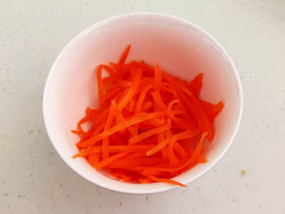 9、香辣海带丝,把焯好的胡萝卜捞出来，沥干水份
