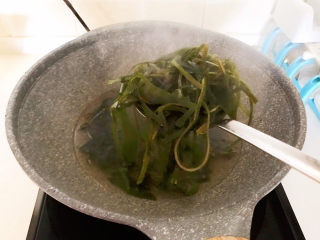 11、香辣海带丝,把焯好的海带捞出来，沥干水份