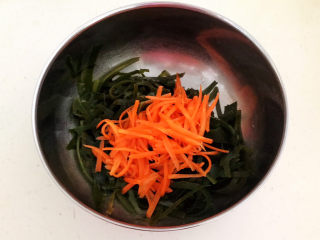 12、香辣海带丝,把海带和胡萝卜放入一个大一点儿都盆里