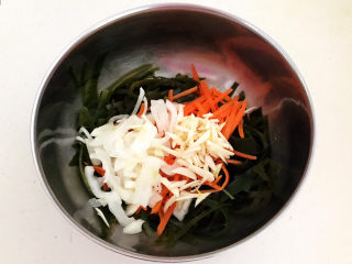 13、香辣海带丝,加入葱丝和蒜丝