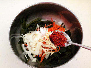 14、香辣海带丝,加入辣椒粉