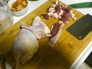 1、黄豆烧鸭,超市买的鸭子先解冻,水泡去血水。(新鲜鸭肉更好)切成如图大小的小块儿。