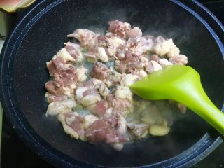 2、黄豆烧鸭,大火烧至锅中水干后5秒,倒入鸭肉。(尽快除去大量水分)