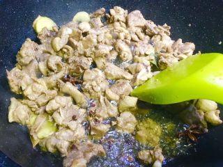 3、黄豆烧鸭,锅中只剩下鸭油后,放入生姜片,料酒,香叶,花椒,大料。