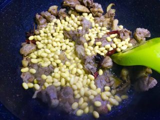 4、黄豆烧鸭,转中火,然后依次放入干辣椒和黄豆(黄豆需要炒香)