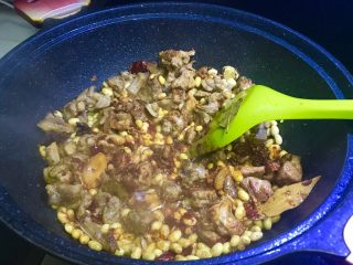 5、黄豆烧鸭,加入豆瓣酱炒香炒出红油。