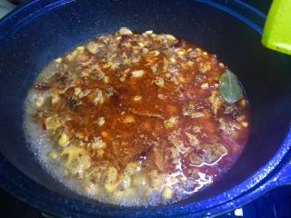 6、黄豆烧鸭,加蒜,鸡粉,五香粉,姜粉并加水没过鸭肉,转大火。