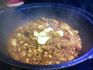 7、黄豆烧鸭,水分还剩三分之一时加入大葱段,醋和糖。(醋过早加入会挥发掉)