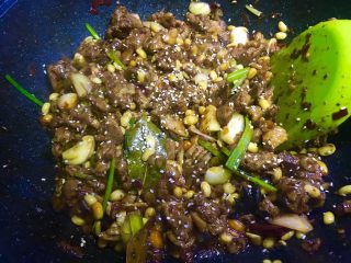 8、黄豆烧鸭,出锅前加入葱和芝麻。