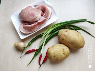 1、家常五花肉炒土豆,准备所需食材。