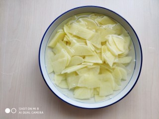 6、家常五花肉炒土豆,土豆切片，用水冲洗掉土豆中的淀粉。