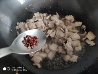 8、家常五花肉炒土豆,炒至五花肉变色后，加入少许花椒。
