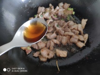 10、家常五花肉炒土豆,加入一勺的米醋翻炒，看清楚了，这次是先加醋，这样炒后的肉片格外好吃。