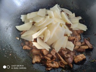 13、家常五花肉炒土豆,放入土豆片。如果太干就加入一点点热水，不要加多了。不然就成了炖土豆片。