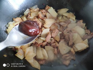 14、家常五花肉炒土豆,加入一勺甜面酱。