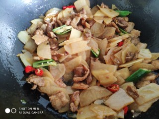 16、家常五花肉炒土豆,翻炒至土豆片熟即可。