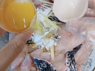 1、家庭水煮鱼,鱼肉加入生姜，料酒，生抽，一勺盐，两勺淀粉，打入一颗蛋白，抓匀腌制半个小时。鱼片要切成薄片，我的鱼是市场卖鱼老板帮忙杀好，片好了，所以没有杀鱼的步骤。哈哈哈????