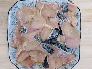 2、家庭水煮鱼,腌制一下，鱼肉会更入味，更好吃。