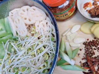 4、家庭水煮鱼,提前准备好家里人爱吃的菜和调料，我准备了豆芽，莲藕，莴笋和白菜。