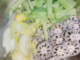 5、家庭水煮鱼,青菜分别用水捞熟铺在盆底备用。