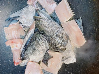 6、家庭水煮鱼,鱼骨腌制以后，下油锅煎，就像平常煎鱼一样，煎至焦黄就可以了。目的是为了煮鱼汤底