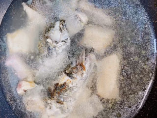 7、家庭水煮鱼,鱼骨煎过以后加水熬成浓白的汤底，这个就是水煮鱼的汤底了。