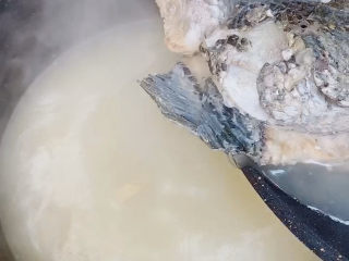 8、家庭水煮鱼,熬好的鱼汤倒出备用。