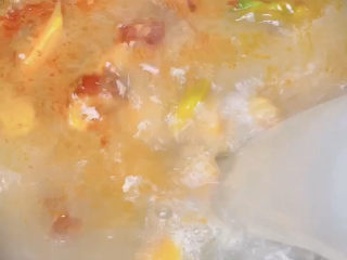 11、家庭水煮鱼,这时候安好的鱼汤出场了，倒入鱼汤煮开。