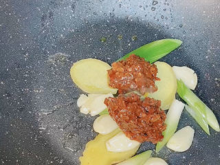 9、家庭水煮鱼,起锅烧油，把葱姜蒜爆香，加入豆瓣酱炒香。习惯吃辣的朋友可以多放一些干辣椒炒。