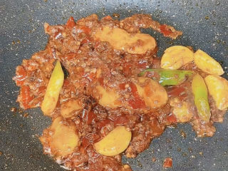 10、家庭水煮鱼,加入火锅底料炒出红油