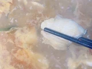 12、家庭水煮鱼,然后，一片一片下入腌制好的鱼片，注意不要大力搅动，会容易把鱼片搅散掉。鱼片变白再煮一会就熟了。