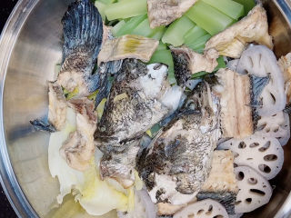 13、家庭水煮鱼,把前面熬鱼汤剩下的鱼骨浦在青菜上，不能浪费的。