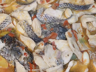 14、家庭水煮鱼,把煮熟的鱼片，一锅倒入盆里。