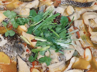 15、家庭水煮鱼,面上摆上辣椒段，花椒和香菜段