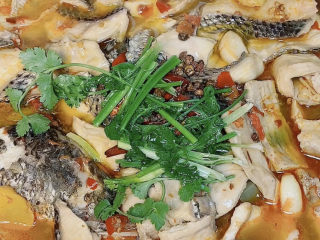 16、家庭水煮鱼,浇上热油爆香。一道美味的家庭版水煮鱼就完成了。过程看起来有点复杂，其实做起来就三步而已。