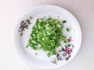 4、韩式泡菜炒饭,葱叶切成小丁