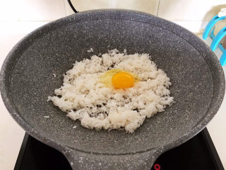 7、韩式泡菜炒饭,加入鸡蛋