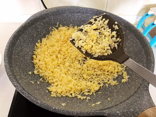 8、韩式泡菜炒饭,翻炒均匀，要让每粒米饭都裹上鸡蛋液