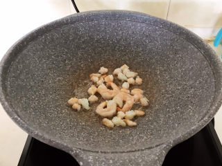 11、韩式泡菜炒饭,煸炒至虾仁变色