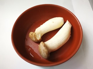 1、杏鲍菇炒鸡蛋,杏鲍菇清洗一下