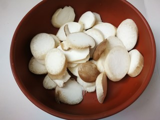 2、杏鲍菇炒鸡蛋,切成片