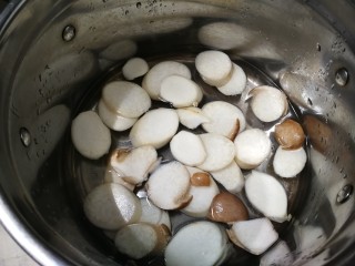 3、杏鲍菇炒鸡蛋,锅中水开放入杏鲍菇烧开