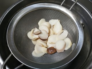 4、杏鲍菇炒鸡蛋,捞出来沥掉水