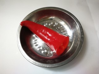 5、杏鲍菇炒鸡蛋,大红椒去掉籽