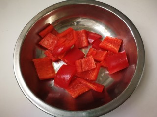 6、杏鲍菇炒鸡蛋,切成小块