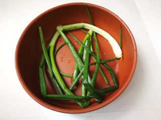 7、杏鲍菇炒鸡蛋,葱洗净