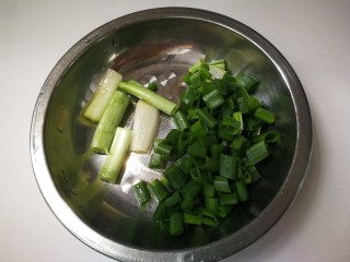 8、杏鲍菇炒鸡蛋,切成葱段和葱花