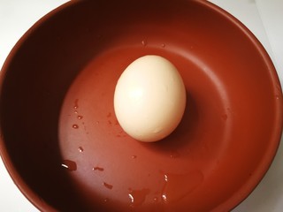 9、杏鲍菇炒鸡蛋,鸡蛋打入碗中