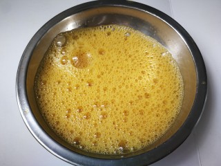 11、杏鲍菇炒鸡蛋,用筷子打散均匀