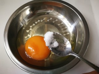 10、杏鲍菇炒鸡蛋,放入少许盐